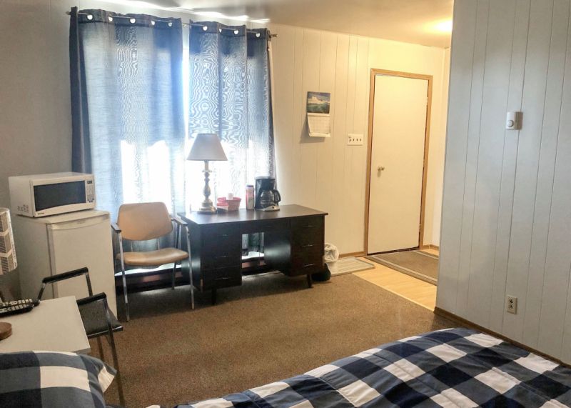 Motel Room with 1 Double Bed, Desk, 4 Pce Bath, Fridge, Coffee Maker